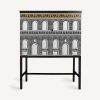 Fornasetti Credenza Rialzata Facciata Quattrocentesca Bianco/Nero/Giallo Armadietti