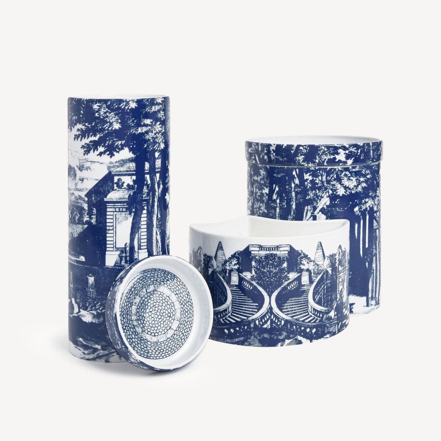 Fornasetti Nel Mentre Set Di Tre Candele Profumate - Decoro Giardino Settecentesco - Fragranza Giardino Segreto Blu Bianco Candele Profumate